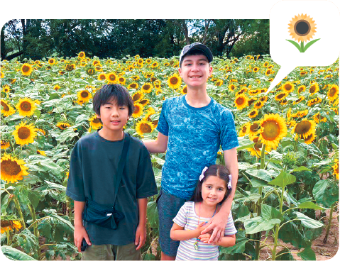 ひまわり畑の中でホスト兄妹と写っている写真