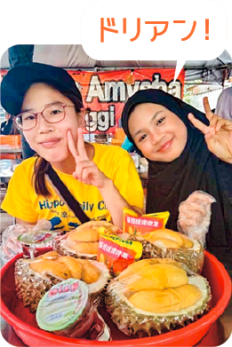 ホストシスターとドリアンを前にピースしている写真