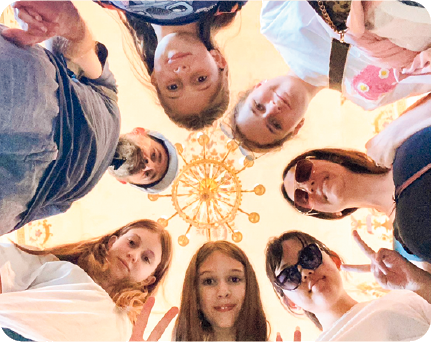 ホスト家族と輪になって、下から撮った写真