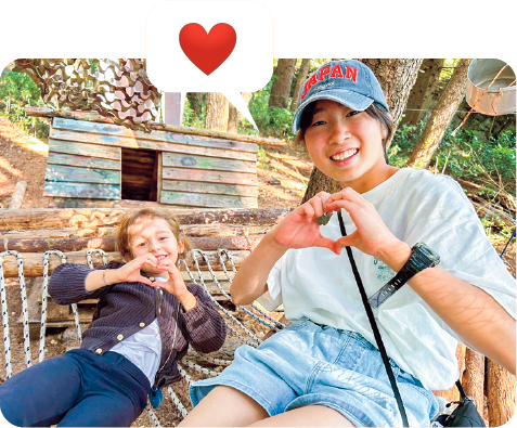 ホストと一緒に手でハートマークをして写っている写真