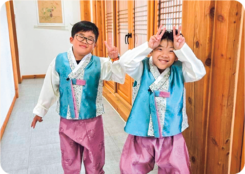 ホストと二人でパジチョゴリを着て写っている写真