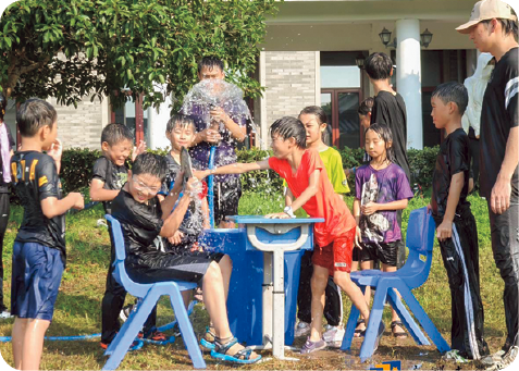 青少年たちが水遊びをしている写真