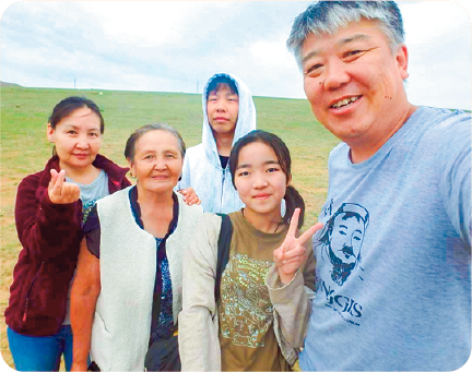 草原の中、ホスト家族と記念写真