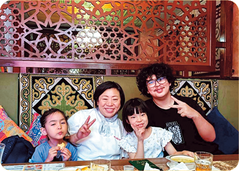 ホストとレストランで食事をしている写真