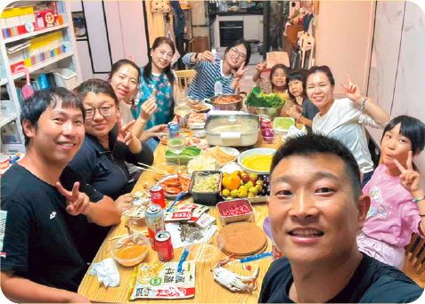 大人数で食卓を囲んでいる写真