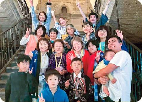 夏・古い建物の会談で記念撮影