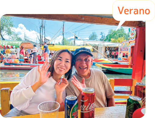 夏、ソチミルコの船の中でホストと一緒に記念撮影