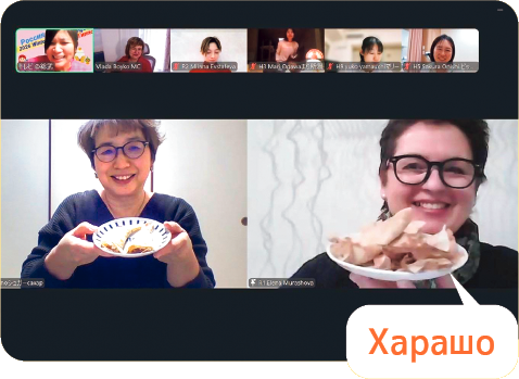 同じ料理を作ってオンラインで見せ合っている写真