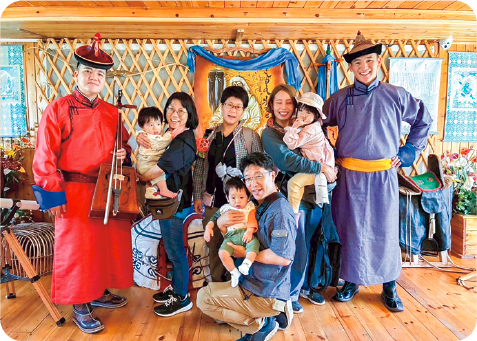 民族衣装の人たちと一緒に記念撮影