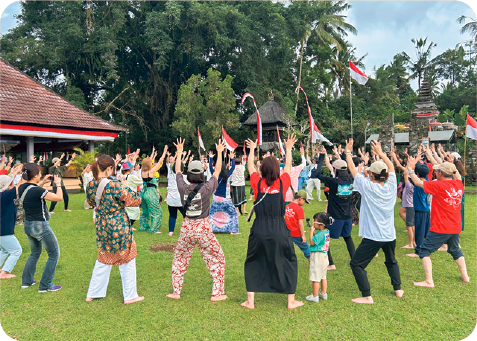 広場でみんなでSADAを踊っている写真